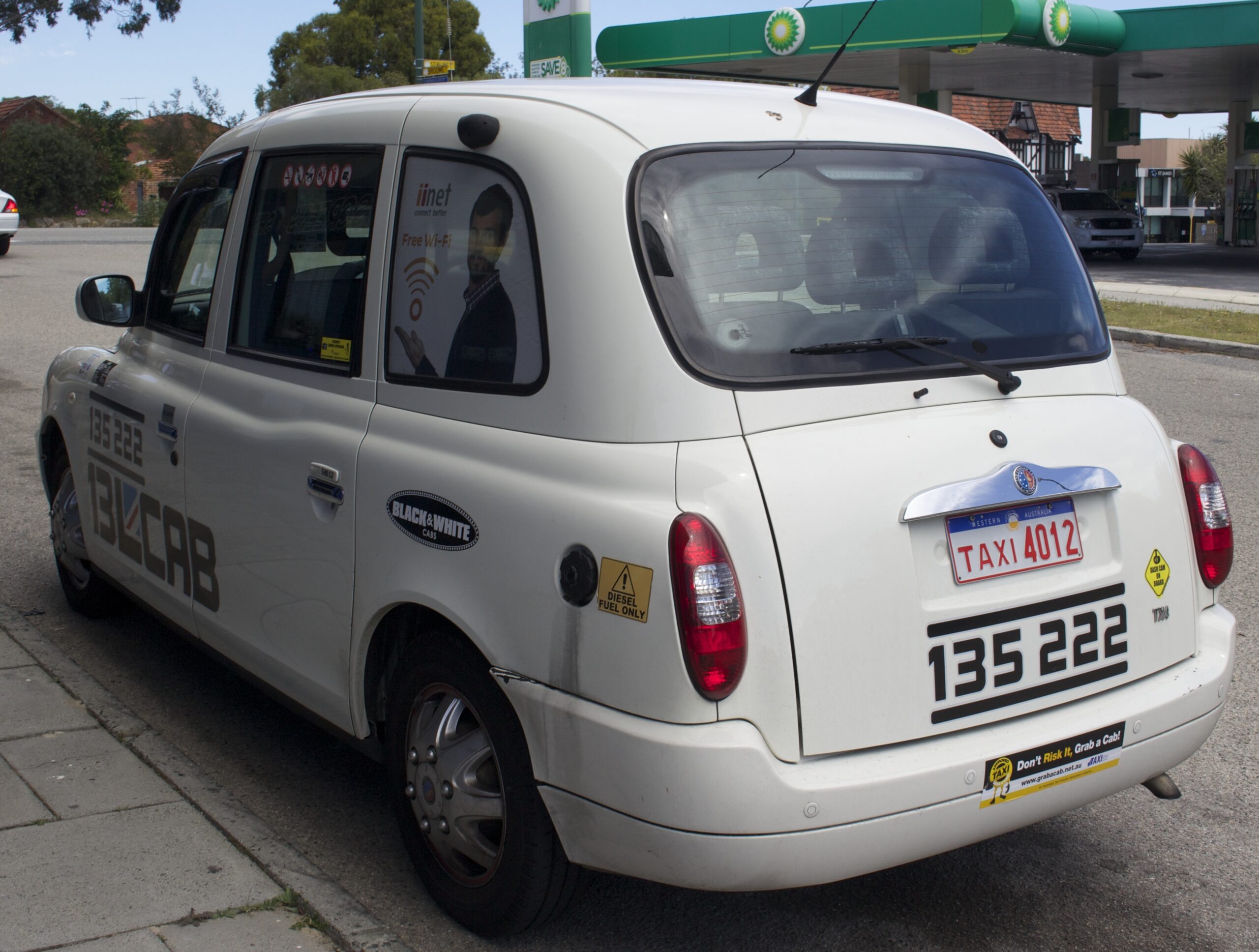 London_Taxi_TX4_13LCABS_rear_view